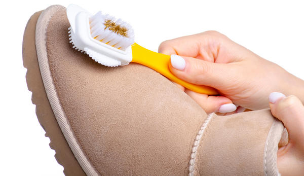 Как очистить светлую обувь