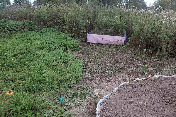 Разметка колышками будущей игровой зоны с песочницей 