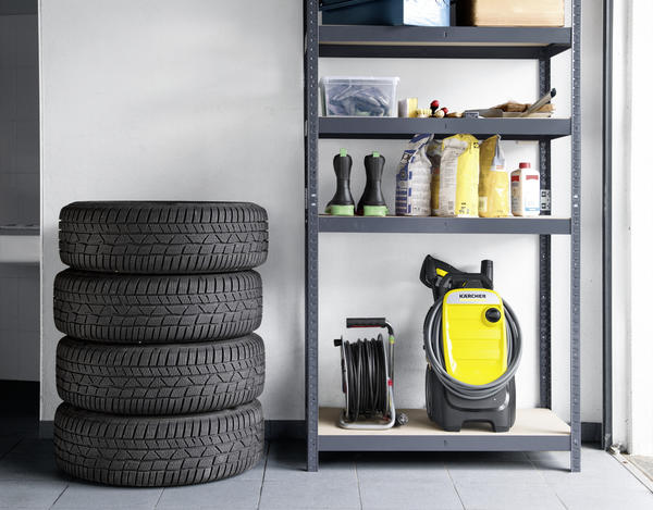 Компактная мини-мойка К 7 от Karcher занимает немного места даже со всей оснасткой