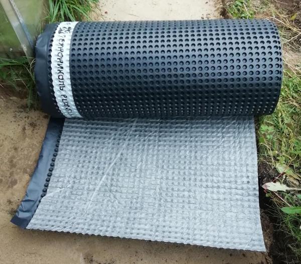 Раскатываю рулон по будущей дорожке