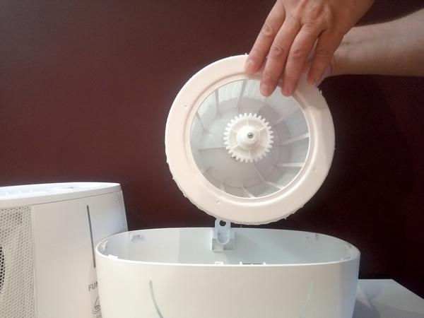 Барабан с антибактериальной сеткой вынимается очень легко