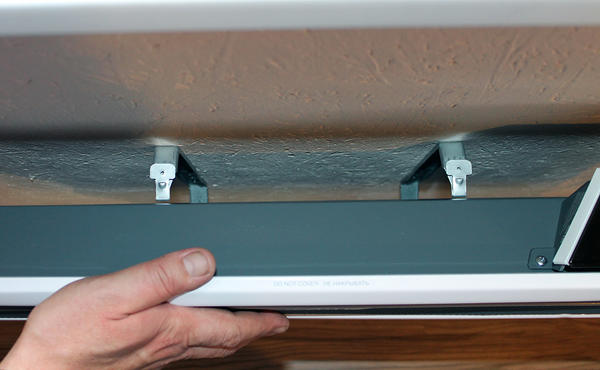 Верхние язычки креплений легко защелкиваются и надежно держат конвектор