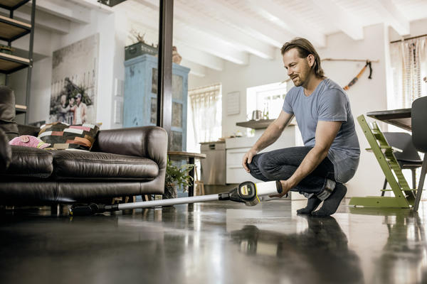 У вертикального пылесоса VC 6 Cordless Premium ourFamily от Kärcher есть светодиодная подсветка насадки. Благодаря ей вы начисто пропылесосите самые темные углы