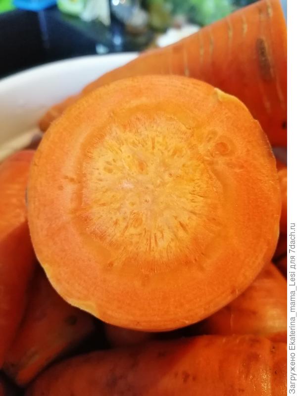 По-моему как обычная морковь - жёлто-оранжевая