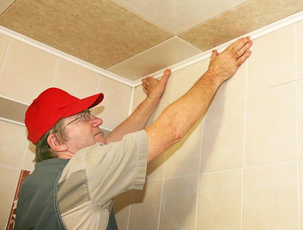 Отделка потолка в ванной комнате в Санкт Петербурге, цена ремонта потолка в СПб