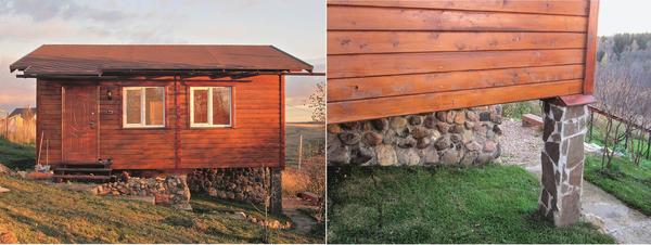 Дачный дом прекрасно стоит на склоне на комбинированном мелкозаглублённом фундаменте (лента и столбы)