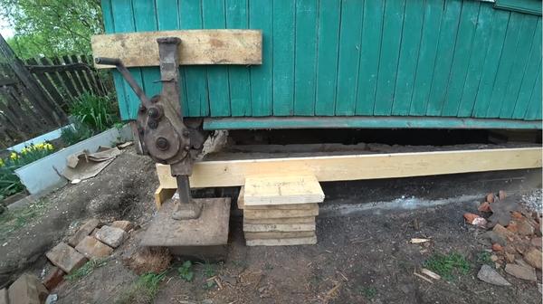 Замена фундамента - сложное и дорогое мероприятие. Фото с канала Подъём домов, построек, бань