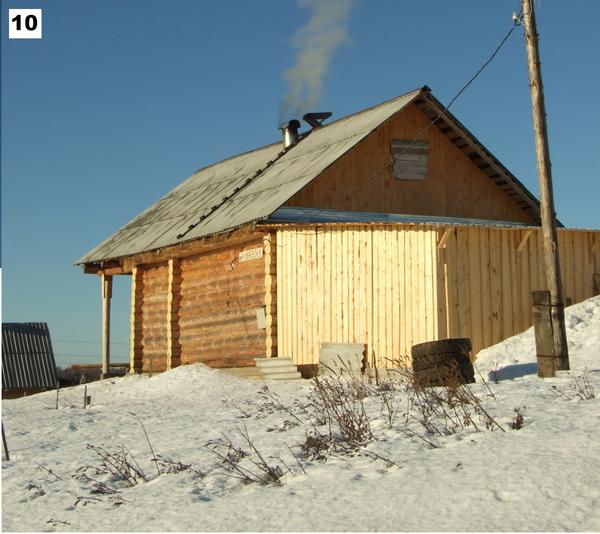 Фото 10. В такой пристройке можно хранить не только дрова, но и садовых инвентарь
