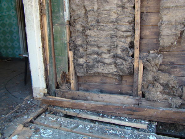В старых постройках в качестве утеплителя использовали стекловату. При демонтаже она осыпалась клоками