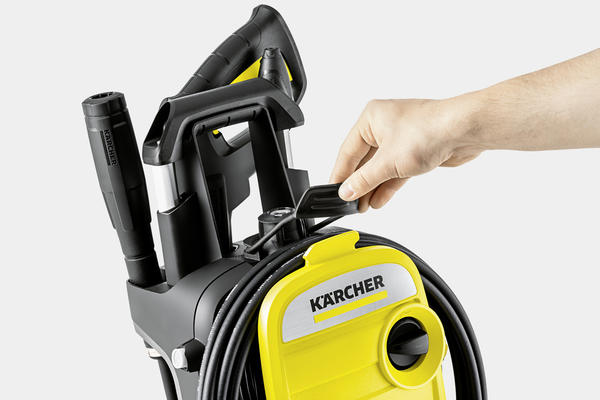 Пользоваться минимойками Karcher очень удобно. Все комплектующие размещены на корпусе, в нужный момент они всегда под рукой, но при этом не мешают работе