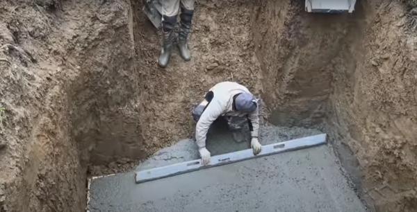 Предотвратит всплытие погреба можно, залив бетонное основание. Фото с канала Pogreb Praim