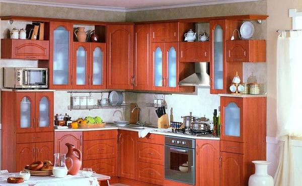 Вентиляционный короб вытяжки "Вента" от ELIKOR встроен в кухонную мебель. Свободное пространство шкафа можно задействовать по назначению.
