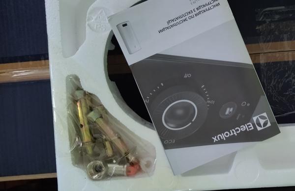 В комплекте - набор крепежных элементов, обратный клапан и инструкция. Фото автора