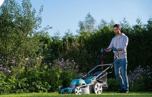 Газонокосилка самоходная Makita ELM4621. Фото с сайта cdn.vseinstrumenti.ru