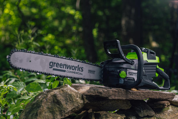 Мощная цепная пила на аккумуляторах Greenworks OCS500