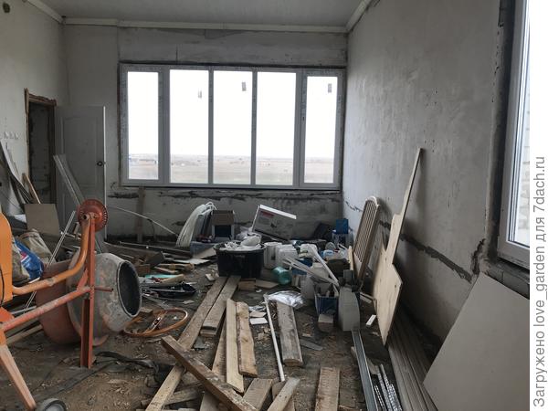 не под то сообщение фото попали, Это я комнату фотала. Если не  в подвал растения спускать, Но к этой комнате у меня душа не лежит, а подвал я люблю почему то)