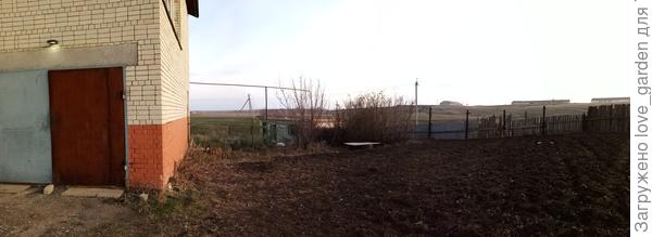 Вид на часть заднего двора, сбоку дома.