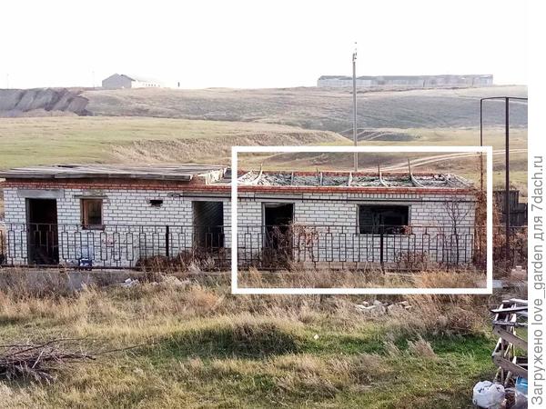 здесь слева направо баня, спуск в погреб, летняя кухня - в рамке