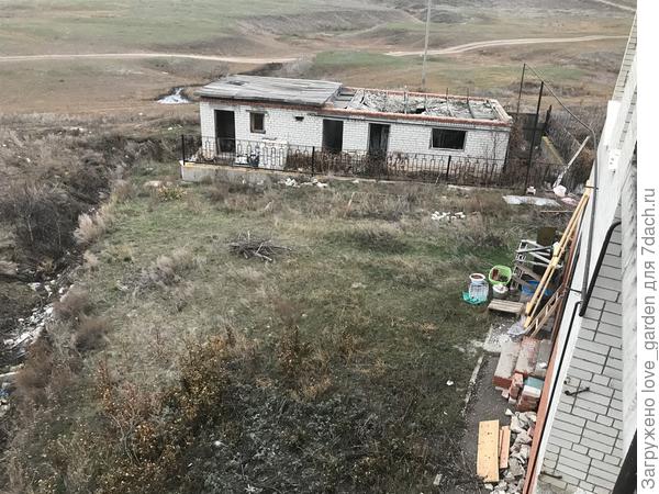 это баня-погреб-кухня. там есть газ, свет, вода. Вокруг на жб блоках в два ряда - забор. Постройка находится в низине.