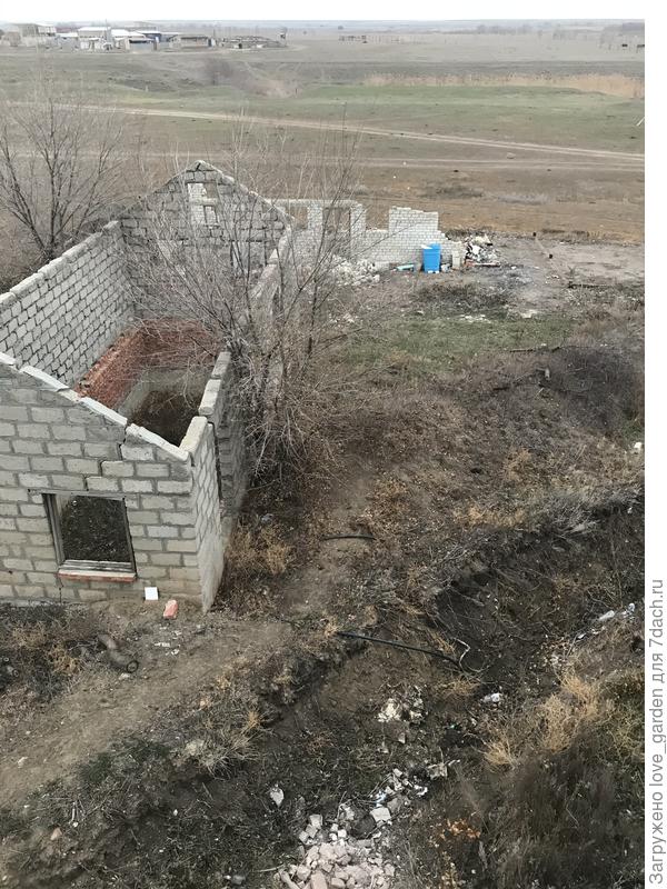 это бассейн , а за ним как раз часть хоз постройки. Бассейн вряд ли будем использовать по назначению -а что с ним делать неизвестно.