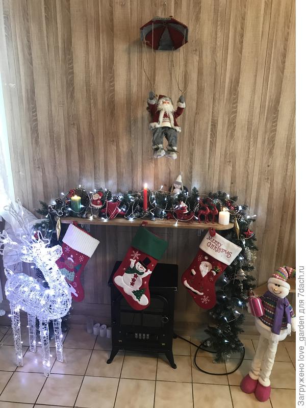 Раньше был камин из гипсокартона на рейках, поднадоел и в этом году решили обойтись просто полкой ;)