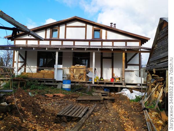 Парадная сторона фасада с террасой.