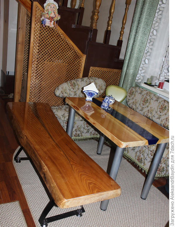 столик из слэба кедра с рекой  и лавочка