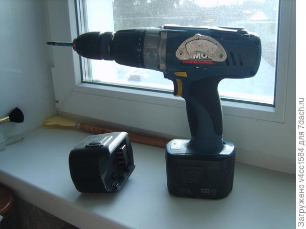 магнит от компа, не мешает и все крепко держит