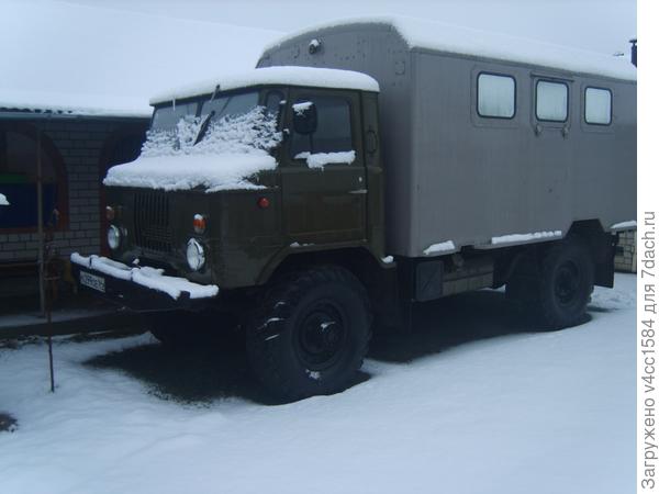 Дом во дворе, на базе автомобиля ГАЗ-66 с лебедкой.