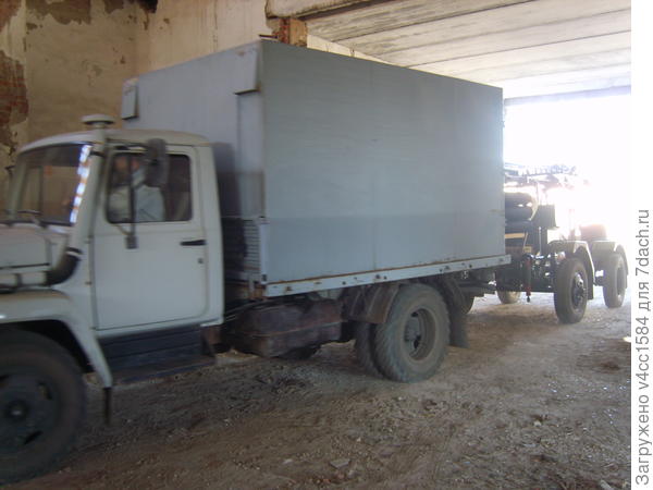 Автомобиль возит..