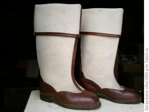 Офицерские  чёсанки, конечно они без галош, от влаги защищены более цивильно