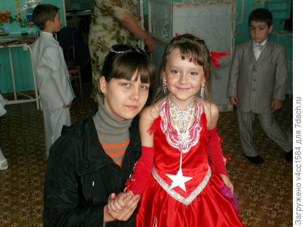 Дочка в красном, внучка в черном..Выпускной в садике.