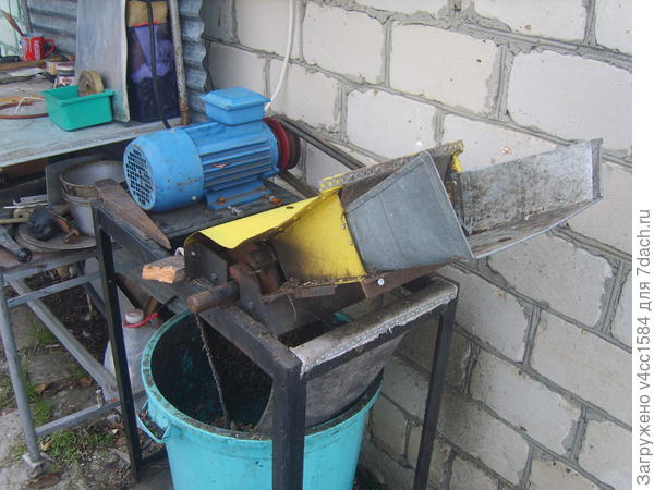 приносишь пучок травы и сразу весь в это жерло,