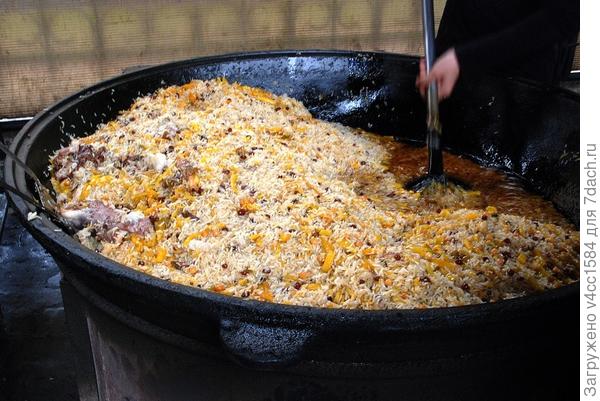 Вот в таких казанах готовится плов на улицах...