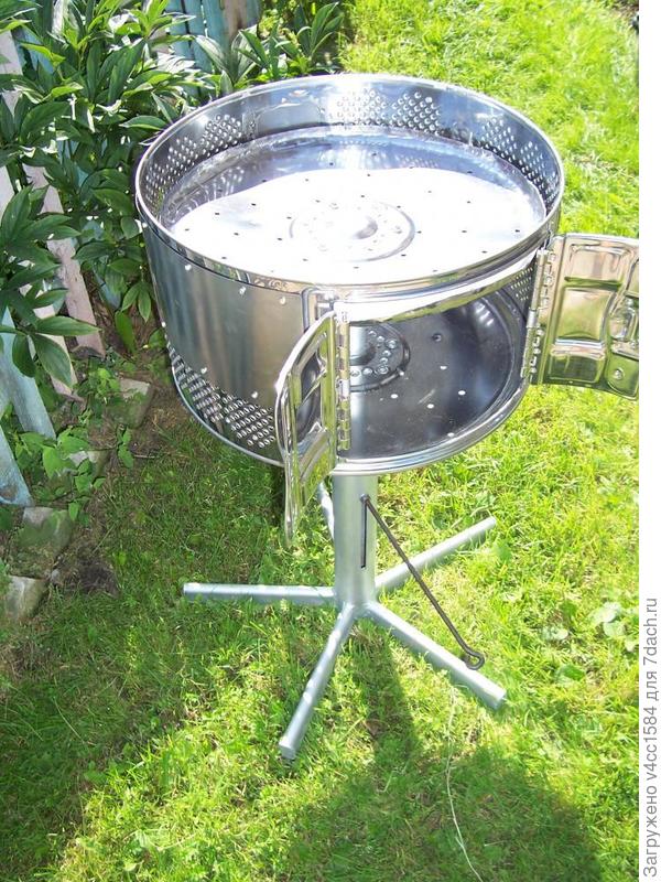 модно так, для дачи на улице, дождь не испортит изделие, у барабана дверки из двух половинок...