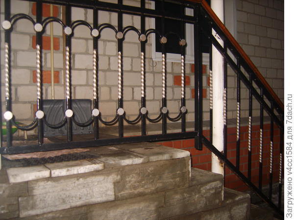 Плохо видно, но вот такое фото.. этот "природный камень" отвалился через пол года