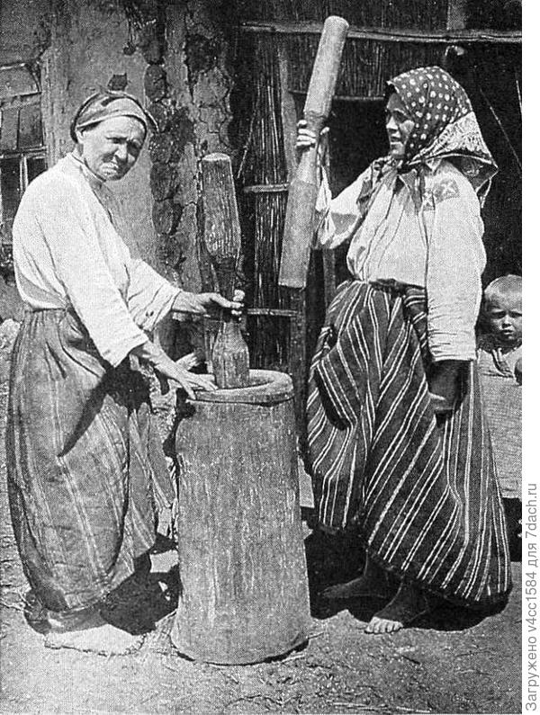 Вот так в ступе, на пару (вдвоем быстрее), толкли .. и пшено, до муки. Палки (рабочий инструмент) в руках женщин, называли пестиком...