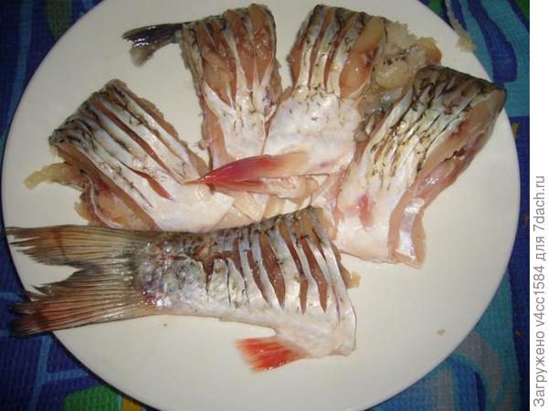 Острым ножем прорезаем тело рыбы до хребта