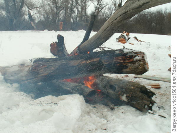А костер тем временем разгорелся, пора и за стол
