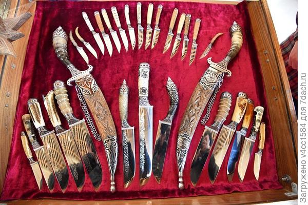 Главный инструмент узбека, это добротный нож. Баранина основное мясо для узбека, для этого требуется острые и прочные ножи. Делают они их тоже своими руками.