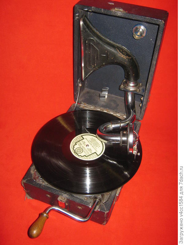 Один из видов дорожного патефона.