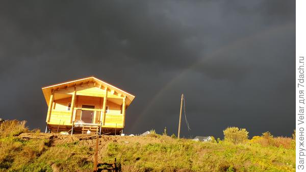 Перед домом хотим укрепить склон и посадить розы,но пока территория не подготовлена.Оставили до весны земельные работы)