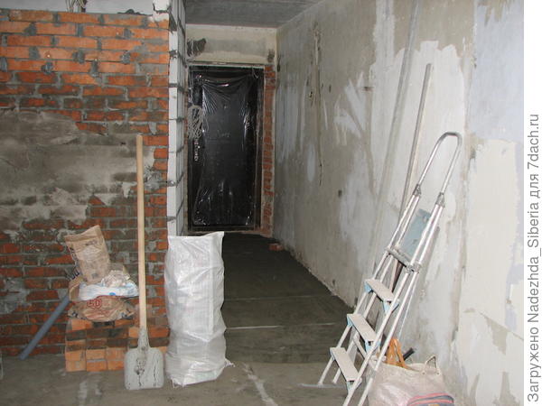 Устройство стяжки в зоне прихожей...
