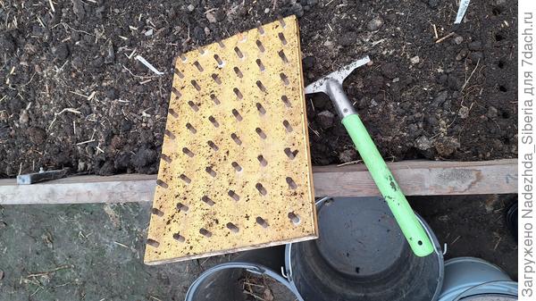 1)маленькие титановые грабельки, 2) маркер (муж изготовил сам по моему проекту много лет назад)