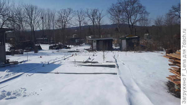 Вид с крыльца дома, на фоне старый туалет и банька (под снос). За ними еще 4 сотки.