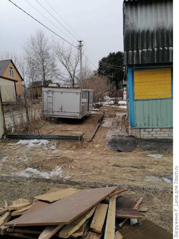 Расстояние между забором и домиком.