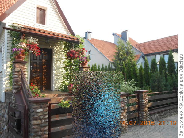 Вот на дальнем  плане видны старые туи, так хозяин на этом не успокоился  и по другому  краю подсадил ещё рядок    малюсеньких. Говорит у него очень быстро выросли!