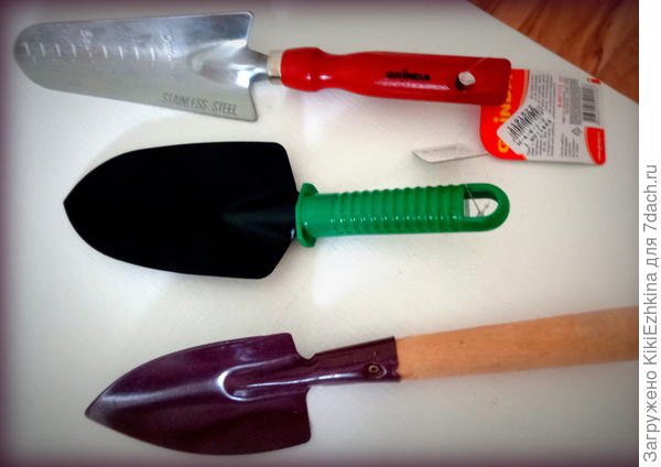 Неизвестно  насколько толстый  металл, но вроде  потолще- ГРИНДА,  средний  совочек по толщине  металла  у совка с зелёной  ручкой,  и  самая   тонкая  лопаточка с длинной   ручкой...  Посмотрим  как  они покажут себя в работе в новом сезоне...