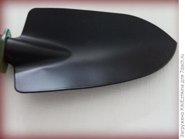 Вооружилась вот этим новым совком, просто его обмыла в проточной воде из-под крана и начала нагребать  грунт из  пакета &quot;Для кактусов&quot;