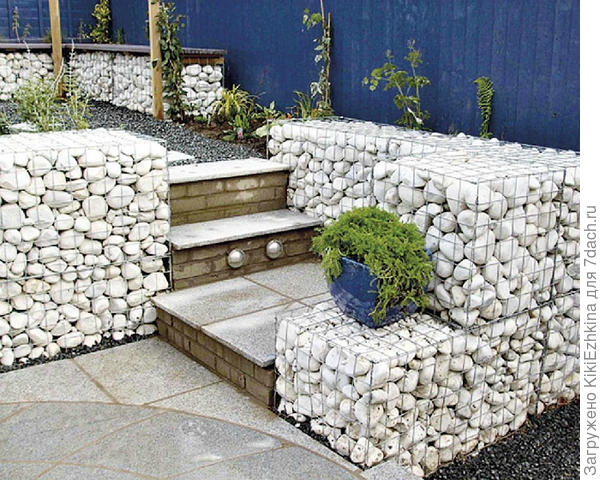 а вот  эта конструкция  мне  вообще напоминает чем-то ваш подиум  с возвышенной  площадкой... Как видите маста для расстановки   контейнеров  с  цветами- предостаточно...